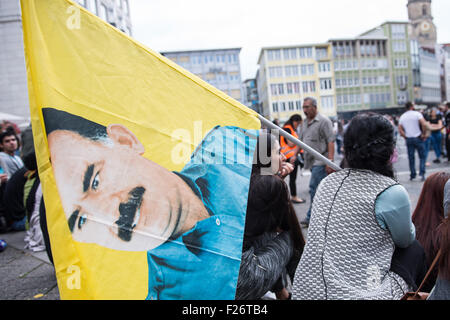 Stuttgart, Deutschland. 12. Sep, 2015. Ein Teilnehmer an einer Kundgebung gegen die Politik der türkischen Regierung hält ein Plakat in seiner Hand, die zeigt ein Porträt von inhaftierten Führer von der Partei der Arbeiterpartei Kurdistans (PKK), Abdullah Öcalan, in seinen Händen, wie er durch die Straßen von Stuttgart, Deutschland, 12. September 2015 marschiert. Einige 2.000 Kurden und der türkischen Regierung, die Kritiker auf die Straße gingen, um die eskalierende Spannung in ihrem Land zu protestieren, nachdem eine Welle von Luftangriffen gegen die kurdische Arbeiterpartei (PKK) Ziele im Nordirak Türkei durchgeführt. Foto: Wolfram Kastl/Dpa/Alamy Live-Nachrichten Stockfoto