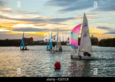 Southport, Merseyside, England. 13. September 2015. Southport-24-Stunden-Rennen ist ein nationalen Segel Endurance Rennen für two-handed Segeljollen, Glühwürmchen, Lerche, Enterprise und GP 14 Boote. Das Rennen, veranstaltet vom West Lancs Yacht Club, hat eine lange Geschichte und ist in der Regel im September statt. Das Rennen startet am Samstag um 12:00. Die Teilnehmer Rennen dann ihren Jollen rund um die Meeres-See Veredelung heute Mittag.  Während der Stunden der Dunkelheit müssen der Helm und die Mannschaft jeder Jolle eine vorsichtig für andere Boote (oft kenterte) aufzupassen.  Bildnachweis: Mar Photographics/Alamy Live-Nachrichten Stockfoto