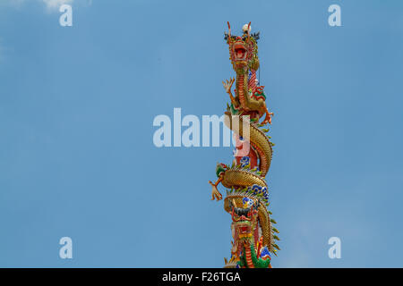 Drachen-Statue zwei Türme in den Himmel. Stockfoto