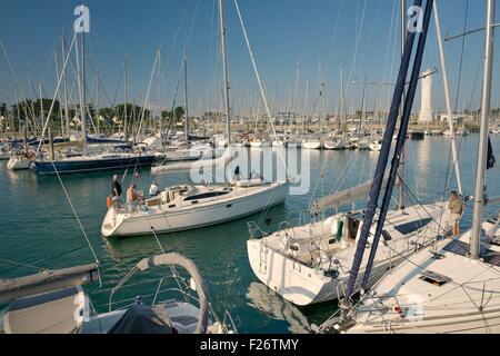 Vergnügen Boote Yachten in der Marina Port du Crouesty in Baie de Quiberon, Bretagne, Frankreich. Mit Blick auf den Leuchtturm Stockfoto