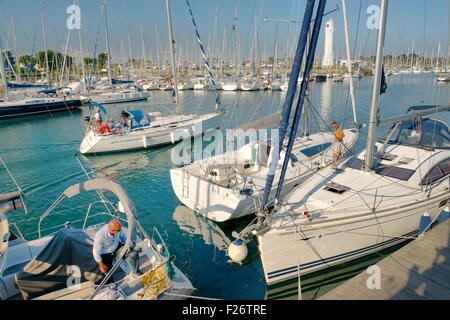 Vergnügen Boote Yachten in der Marina Port du Crouesty in Baie de Quiberon, Bretagne, Frankreich. Mit Blick auf den Leuchtturm Stockfoto