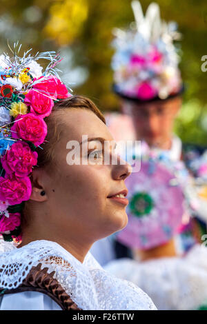 Frau in Folk Kostüm, Velké Pavlovice, Süd-Mähren, Tschechische Republik, Europa Stockfoto