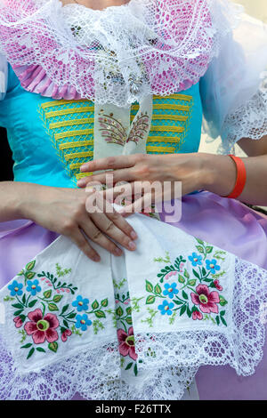 Frau in Volkstracht, Velke Pavlovice, Südmähren, Tschechische Republik Kostüm, Europa Frau Folklore-Kleid Stockfoto