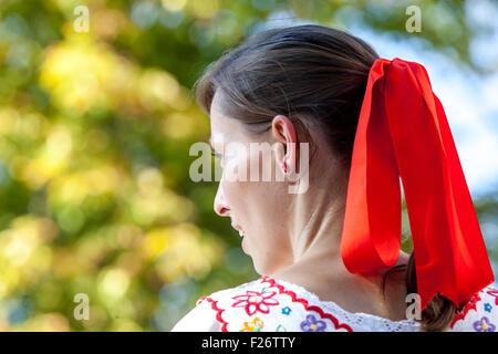 Frau in Folk Kostüm, Velké Pavlovice, Süd-Mähren, Tschechische Republik, Europa Stockfoto