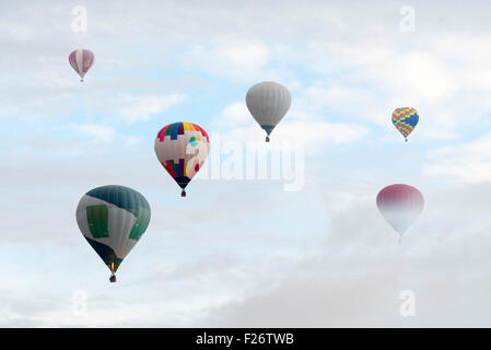 bunte Heißluftballons gegen blauen Himmel Stockfoto