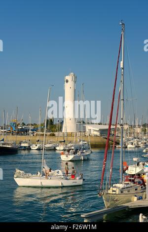 Vergnügen Boote Yachten in der Marina Port du Crouesty in Baie de Quiberon, Bretagne, Frankreich. Mit Blick auf den Leuchtturm Stockfoto