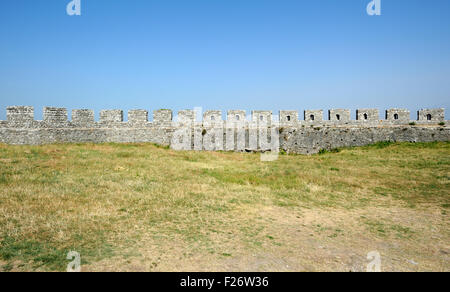 Crenelations an den Wänden der Rozafa Burg, Kalaja e Rozafës. Shkodra, Albanien. Stockfoto