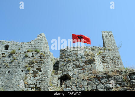 Die albanische Flagge weht über den Ruinen der Burg Rozafa, Kalaja e Rozafës. Shkodra, Albanien. Stockfoto