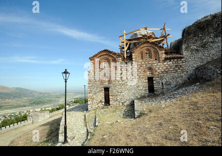 Die Holy Trinity Church, ein 14. Jahrhundert orthodoxe Kirche in den Wänden von Berat Burg aus dem dreizehnten Jahrhundert, Kalaja e Beratit. Stockfoto