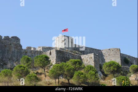 Die albanische Flagge weht über den Ruinen der Burg Rozafa, Kalaja e Rozafës. Shkodra, Albanien Stockfoto