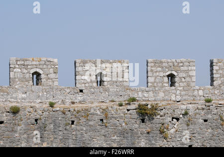 Crenelations an den Wänden der Rozafa Burg, Kalaja e Rozafës. Shkodra, Albanien. Stockfoto