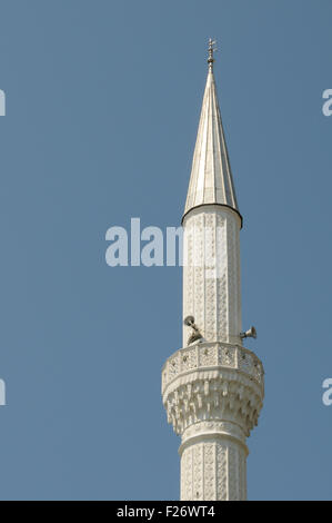 Minarett der Ebu Beker Moschee Xhamia e Zeit Shkodra, Albanien. Stockfoto