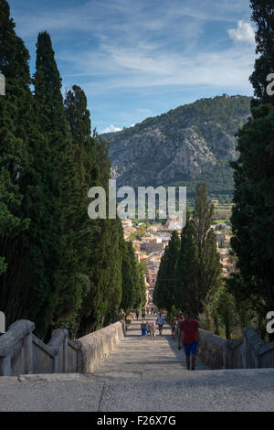 POLLENCA, Spanien - 11. Oktober 2014: 365-stufige Treppe bis zu einer Kapelle auf dem Hügel Golgatha in Polenca, Insel Mallorca genannt Stockfoto