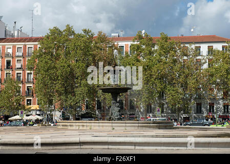 Fuente De La Alcachofa (Artischocke Brunnen) auf der Plaza del Emperador Carlos V in Madrid, Spanien Stockfoto