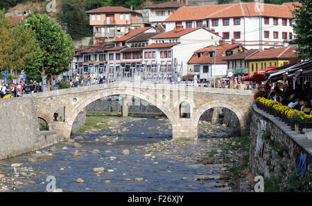 Steinbrücke über den Fluss Prizren Bistrica. Prizren, Kosovo. Stockfoto