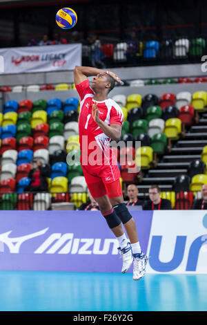 Kupfer-Box Arena, London, UK. 12. Sept. 2015. Die Northumbria Peter Bakare (1) dient. VfB Friedrichshafen schlagen Team Northumbria 3: 1 (25: 15, 23-25, 25-14, 25-18) Credit: Imageplotter/Alamy Live News Stockfoto