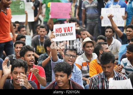 13. September 2015 - Dhaka, Bangladesch - Bangladeshi Studenten rufen Parolen während einer Demonstration in Dhaka, Bangladesch, 13. September 2015. Tausende von Bangladesch Privatuniversität Studenten gingen auf die Straße fordern Rücktritt von 7,5 Prozent Mehrwertsteuer auf Studiengebühren verhängt. (Kredit-Bild: © Suvra Kanti Das über ZUMA Draht) Stockfoto