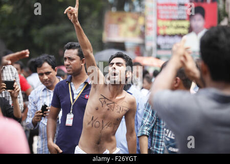 13. September 2015 - Dhaka, Bangladesch - Bangladeshi Studenten rufen Parolen während einer Demonstration in Dhaka, Bangladesch, 13. September 2015. Tausende von Bangladesch Privatuniversität Studenten gingen auf die Straße fordern Rücktritt von 7,5 Prozent Mehrwertsteuer auf Studiengebühren verhängt. (Kredit-Bild: © Suvra Kanti Das über ZUMA Draht) Stockfoto