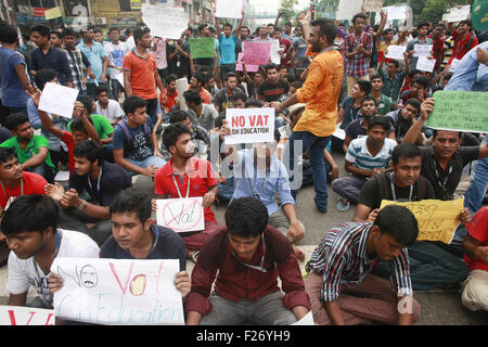 13. September 2015 - Dhaka, Bangladesch - Bangladeshi Studenten rufen Parolen während einer Demonstration in Dhaka, Bangladesch, 13. September 2015. Tausende von Bangladesch Privatuniversität Studenten gingen auf die Straße fordern Rücktritt von 7,5 Prozent Mehrwertsteuer auf Studiengebühren verhängt. (Kredit-Bild: © Suvra Kanti Das über ZUMA Draht) Stockfoto