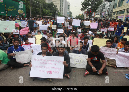 13. September 2015 - Dhaka, Bangladesch - Bangladeshi Studenten rufen Parolen während einer Demonstration in Dhaka, Bangladesch, 13. September 2015. Tausende von Bangladesch Privatuniversität Studenten gingen auf die Straße fordern Rücktritt von 7,5 Prozent Mehrwertsteuer auf Studiengebühren verhängt. (Kredit-Bild: © Suvra Kanti Das über ZUMA Draht) Stockfoto