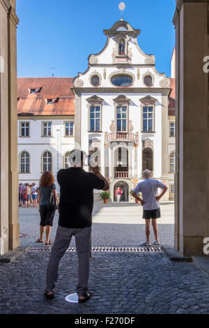 Heimatmuseum gewölbte Eingang zum Hof, ehemaliges Benediktinerkloster St. Mang in Füssen Stadt, Ostallgaü, Bayern Stockfoto