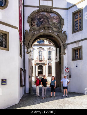 Heimatmuseum gewölbte Eingang zum Hof, ehemaliges Benediktinerkloster St. Mang in Füssen Stadt, Ostallgaü, Bayern Stockfoto