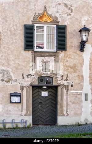 Dekorative und verwitterte Fassade des typisch bayerischen. Füssen Stadt, Ostallgaü, Bayern, Deutschland Stockfoto