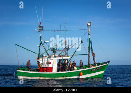 Das baskische Sonnenblumen Öl angetrieben "Lapurdi" Sardine Boot mit ihrer Crew (Frankreich). Biokraftstoff angetrieben Schiff. Fischer. Stockfoto