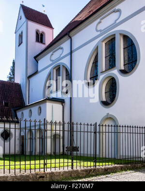 Füssen Stadt, Ostallgaü, Bayern, Deutschland - St. Sebastian Church mit weißen Fassade, Turm und gewölbten Fenstern Stockfoto