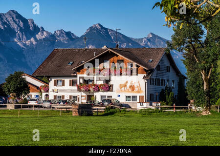 Bayern-Deutschland Ferienort, Stefanie Gästehaus. Typisches Fachwerkhaus mit Fensterläden und Blumentöpfe Stockfoto