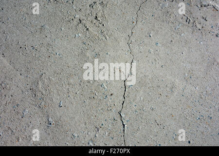 Ein langer Riss in eine Zement Beton Wandfläche Stockfoto