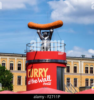 Berlin-Curry in The Wall, gekrönt Diner Verkauf von Currywurst mit Berliner Bär nad Riesen Wurst Stockfoto