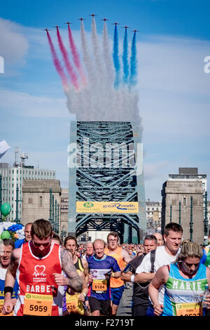 Newcastle, UK. 13. September 2015. Läufer teilnehmen die 2015 Great North Run in Newcastle Upon Tyne. Bildnachweis: Thomas Jackson/Alamy Live-Nachrichten Stockfoto
