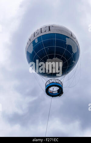 Berlin angebunden Helium-Ballon, Die Welt, der Welt. Touristische Attraktion für städtische Luftaufnahmen der Hauptstadt Stockfoto