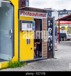 Berlin-Touristen Attraktion, Photoautomat, junge Frau in Photo Booth nehmen Foto Stockfoto
