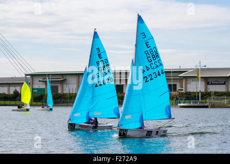 Enterprise Nationals Blue Sail E GBR 14-Fuß-Beiboot fuhr, kreuzte und rudete in Southport, Merseyside, Großbritannien. 13.. September 2015. Das Southport 24 Hour Race ist ein nationales Segel-Langstreckenrennen für zweihändige Segelboote, bei dem 63 Firefly, Lark, Enterprise und GP 14 Boote gegeneinander antreten. Das Rennen, das vom West Lancs Yacht Club veranstaltet wird, hat eine lange Geschichte und wird in der Regel im September ausgetragen. Das Rennen startet am Samstag um 12 Uhr. Die Teilnehmer fahren dann mit ihren Schlauchbooten um den See und enden heute Mittag. Während der Stunden der Dunkelheit müssen das Steuerrad und die Besatzung jedes Dingjes eine Vorsicht walten lassen Stockfoto