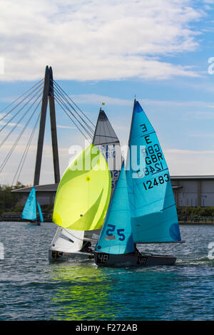 Enterprise Nationals Blue Sail E GBR 14-Fuß-Beiboot fuhr, kreuzte und rudete in Southport, Merseyside, Großbritannien. 13.. September 2015. Das Southport 24 Hour Race ist ein nationales Segel-Langstreckenrennen für zweihändige Segelboote, bei dem 63 Firefly, Lark, Enterprise und GP 14 Boote gegeneinander antreten. Das Rennen, das vom West Lancs Yacht Club veranstaltet wird, hat eine lange Geschichte und wird in der Regel im September ausgetragen. Das Rennen startet am Samstag um 12 Uhr. Die Teilnehmer fahren dann mit ihren Schlauchbooten um den See und enden heute Mittag. Während der Stunden der Dunkelheit müssen das Steuerrad und die Besatzung jedes Dingjes eine Vorsicht walten lassen Stockfoto