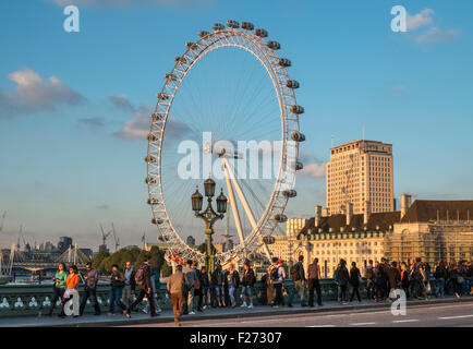 London Eye vom beliebten Touristenort in der Nähe von Westminster Bridge, London, England UK Stockfoto