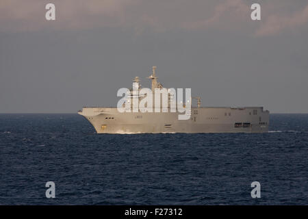 Französische Marine Helicopter Carrier Mistral im Gange. Nur zur redaktionellen Verwendung. Stockfoto