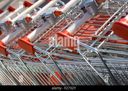 Eine Reihe von Einkaufswagen in Folge Stockfoto