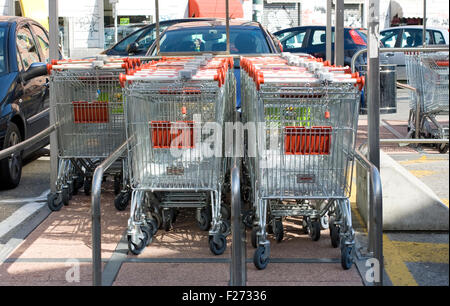 Eine Reihe von Einkaufswagen in Folge Stockfoto