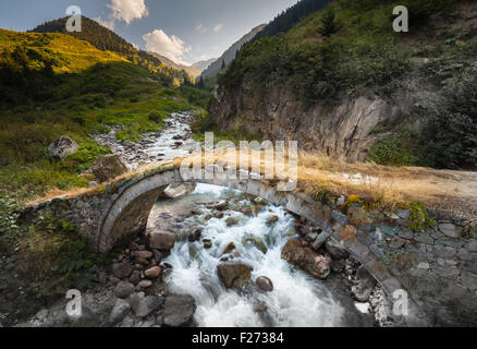 Kleine alte und neue Brücken auf einem Hochplateau auf Kaçkar-Gebirge in der Schwarzmeer-Region, Türkei. Stockfoto