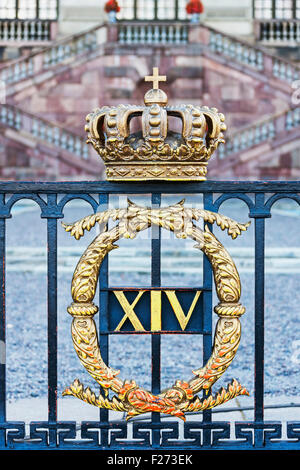 Goldene Krone am Königspalast Tor, Gamla Stan, Stockholm, Schweden Stockfoto