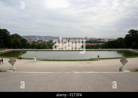 Schloss Schönbrunn gesehen von Gloriette, Wien, Österreich Stockfoto