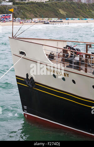 Bournemouth, Dorset, UK 13. September 2015. Die Waverley Raddampfer in Bournemouth verlassen die Pier in Richtung Weymouth. Die Waverley ist der letzten Hochsee-Raddampfer der Welt mit seinen hoch aufragenden Trichtern, Holzdeck, glänzendem Lack und Messing. Bildnachweis: Carolyn Jenkins/Alamy Live-Nachrichten Stockfoto