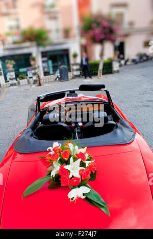 Blumenstrauß auf einem roten Oldtimer Stockfoto