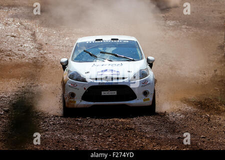 ISTANBUL, Türkei - 26. Juli 2015: Ferhat Tanribilir fährt Ford Fiesta R2 im Bosporus Rallye 2015, Gocbeyli Bühne Stockfoto