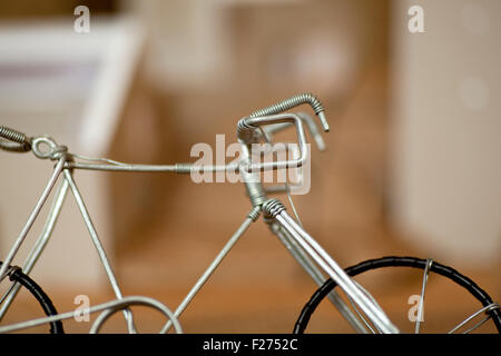 Eisen-Fahrrad-Spielzeug auf Tisch Stockfoto