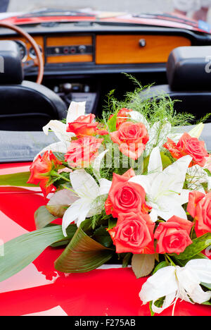 Blumenstrauß auf einem roten Oldtimer Stockfoto