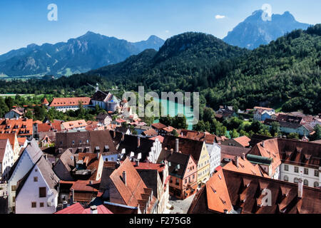 Füssen Stadt, Ostallgaü, Bayern, Deutschland - Dachterrasse-Blick vom Hohes Schloss in Richtung Lechflusses, Forggensee-See und die bayerischen Alpen Stockfoto